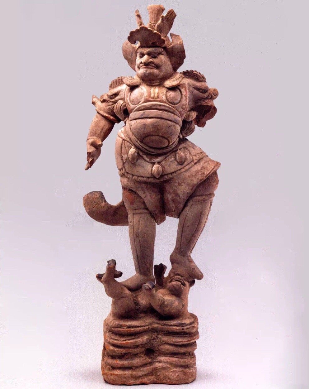守护墓门的神灵·唐代天王俑 | 宁夏博物馆泥质红陶，高52厘米，宽19.5厘米。