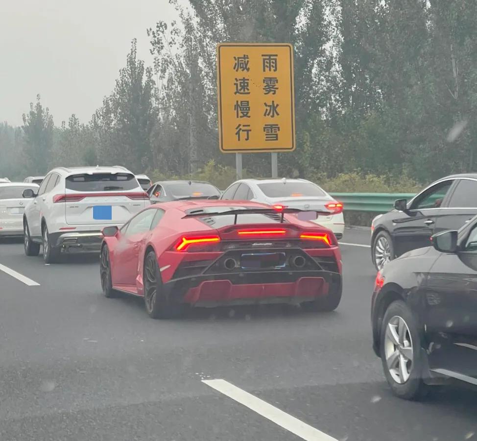 第一次在节假日高速上见到超跑，而且正副驾驶位都是男的，看来是同性交友神器！早前我