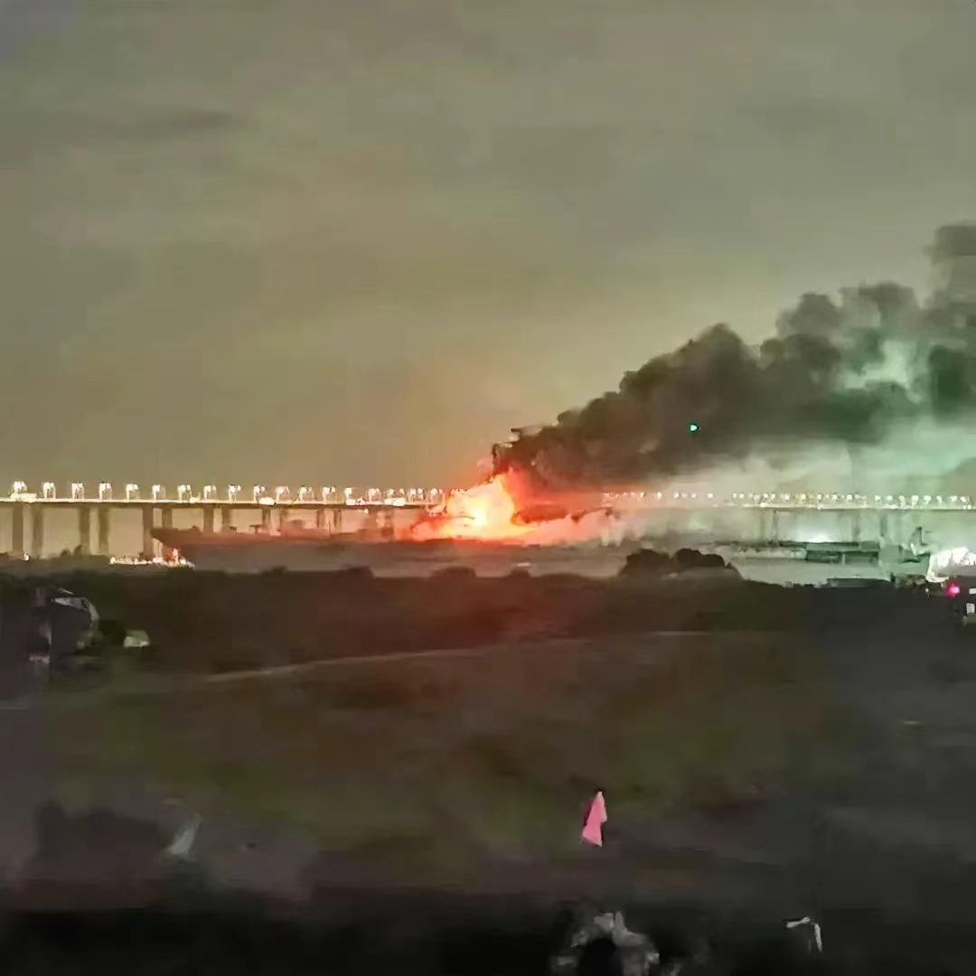 今日，一则关于江南造船厂海域航母起火的消息震惊了全国。据现场目击者称，火势凶猛，