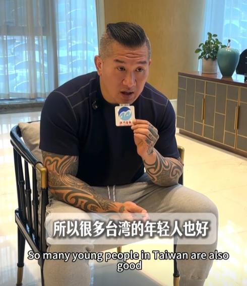 相由心生不是没道理的
台湾网红馆长真的变了
自从来大陆直播后以后，他就丢失了绝大