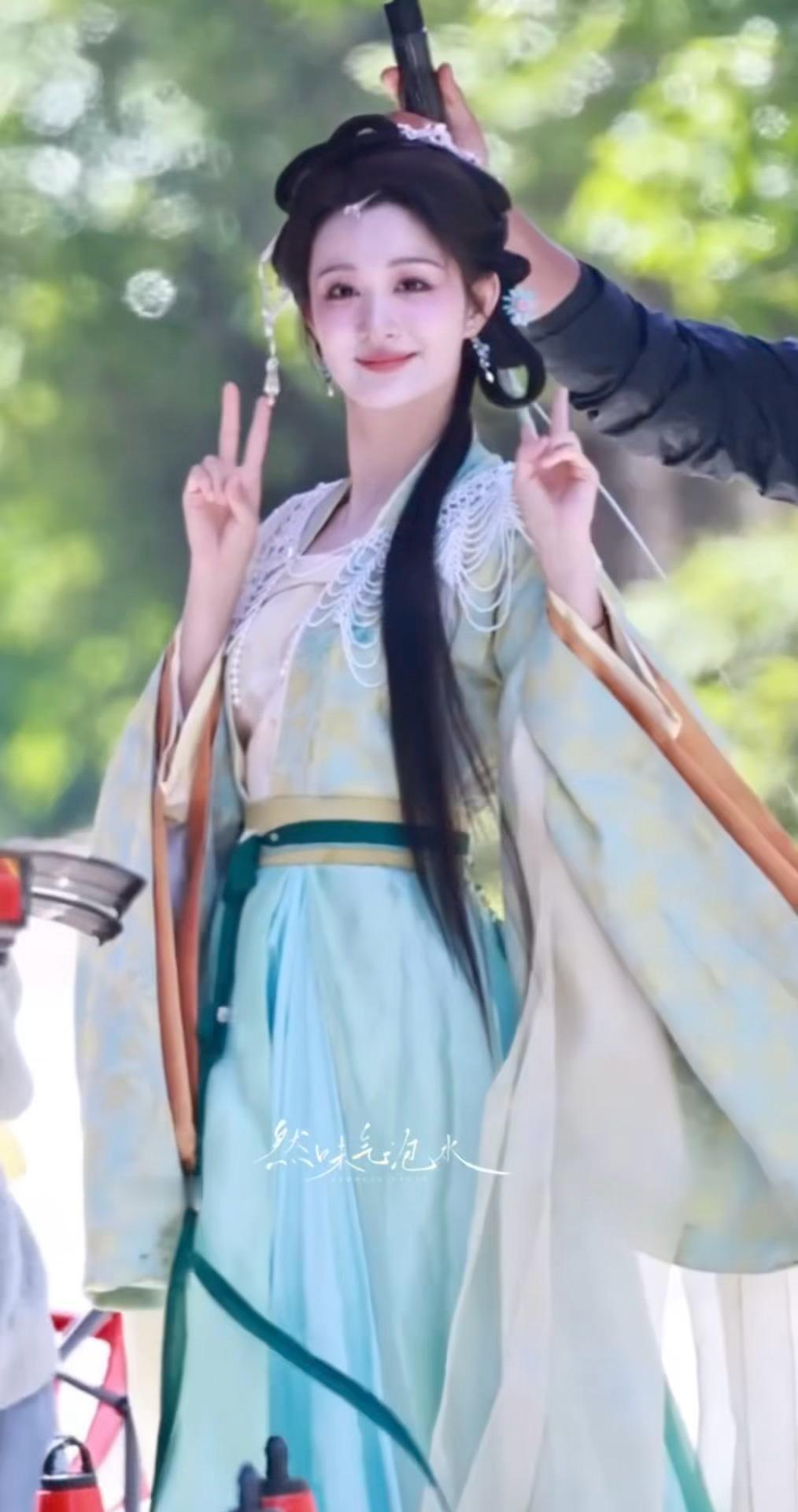 盘点一出现就可爱到让人想捏捏脸蛋的女孩纸……今天可爱又灵动！像一只青柠小兔王楚然