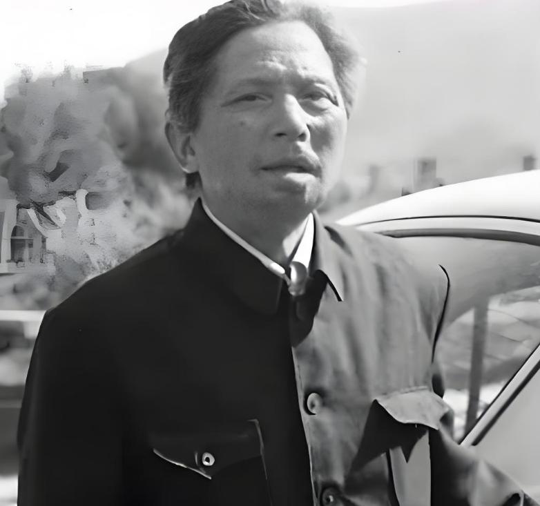 1971年，黑龙江一退伍老兵去打油，偶然瞥见油票印章上的名字，大惊失色。原部队军