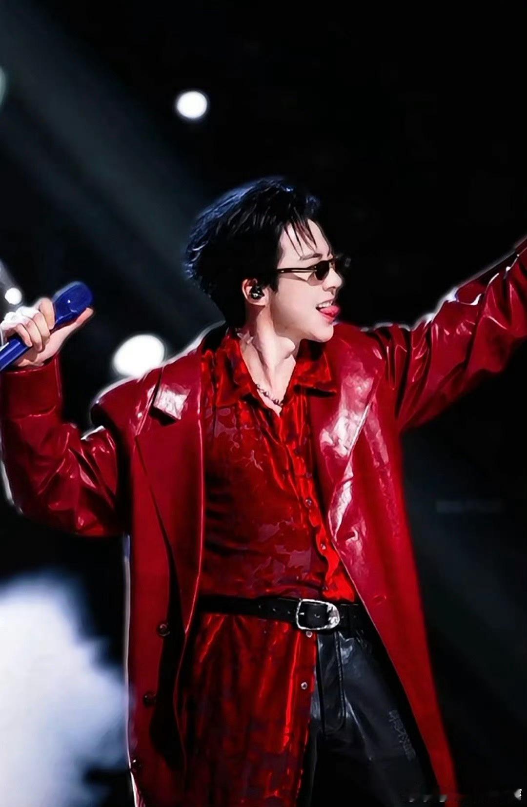 摩登兄弟刘宇宁今天是抓娃娃机今晚上刘宇宁的舞台秒变抓娃娃机现场，开启撒玩偶模式，