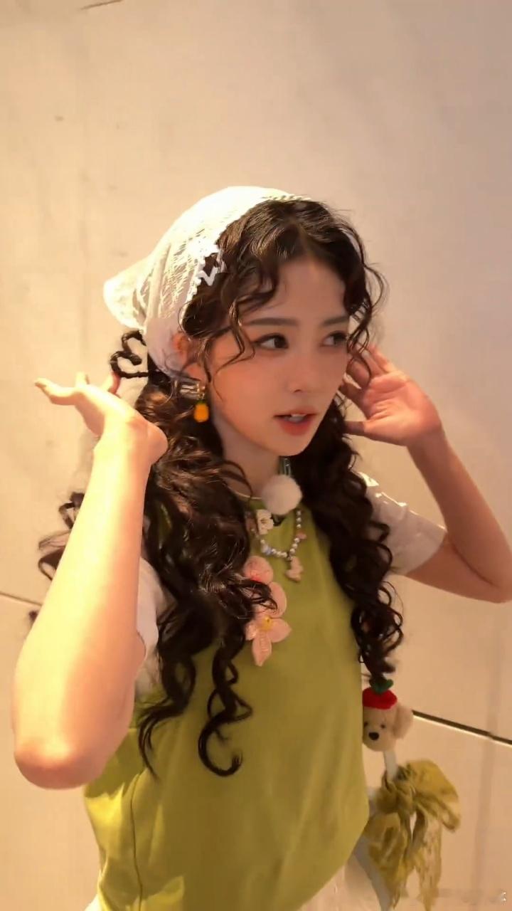 白鹿我要出去饭撒咯白鹿头发上有两个爱心奔跑吧路透 两个爱心编发，一句“我要出去饭