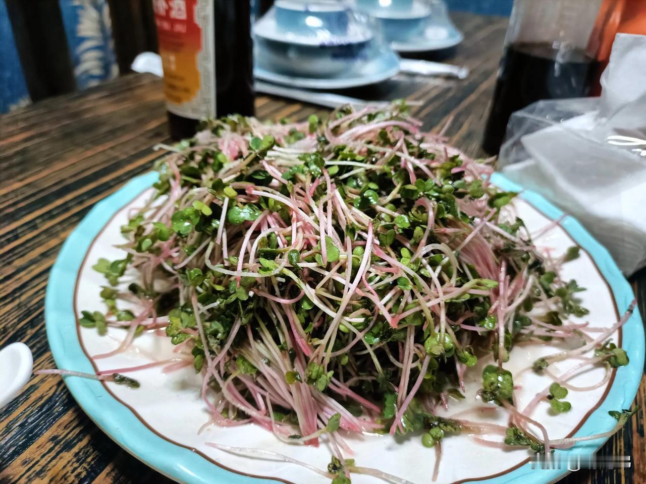 新鲜爽口的凉拌菜，健康又美味！这菜拌的不错，酸酸甜甜的。凉拌家常做法