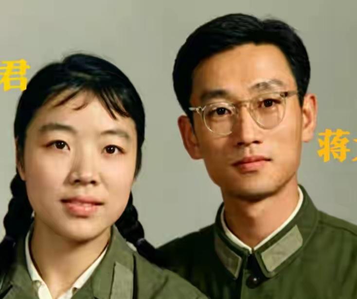 一对穿着军装的情侣站在一起。认识这两位吗？那时候真年轻。歌唱家很有风范。