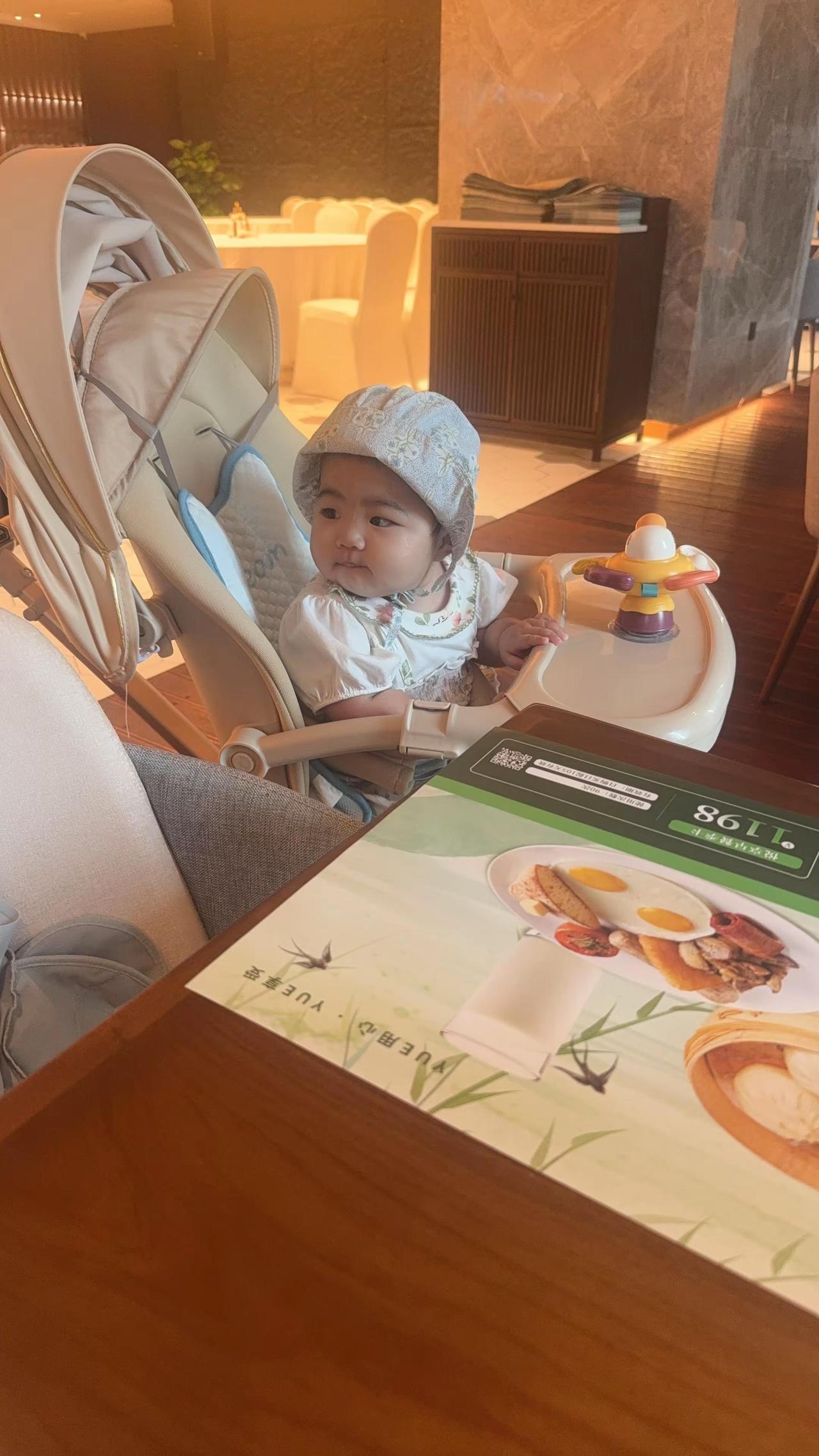 【第243天啦】我的小公主 记录你的点点滴滴 也太可爱了吧 中午出来放风啦