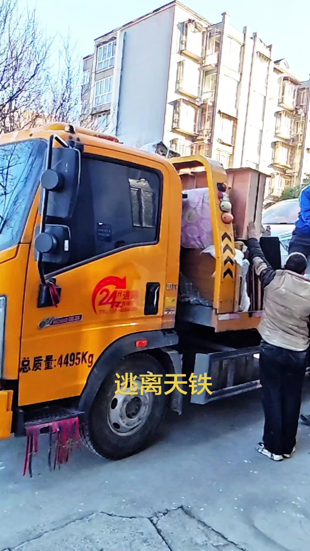 曾经热闹的天铁，如今只剩断壁残垣。那些年一起加班的工友、车间里的轰鸣声、下班后的