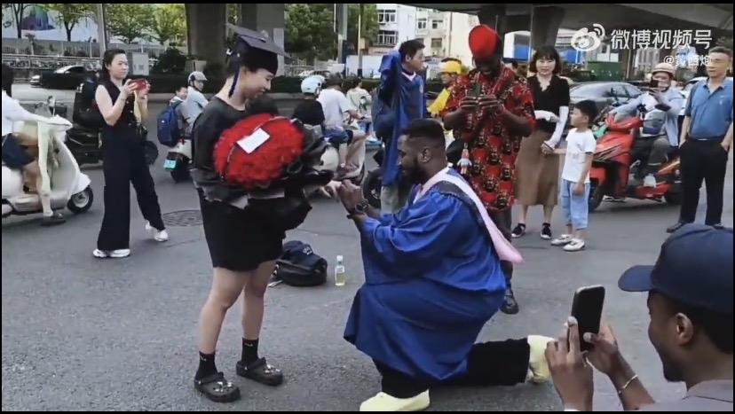 男生被求婚，主角是黑人
黑人男友主动向中国男生求婚！
这个瓜，有点大！
还记得前