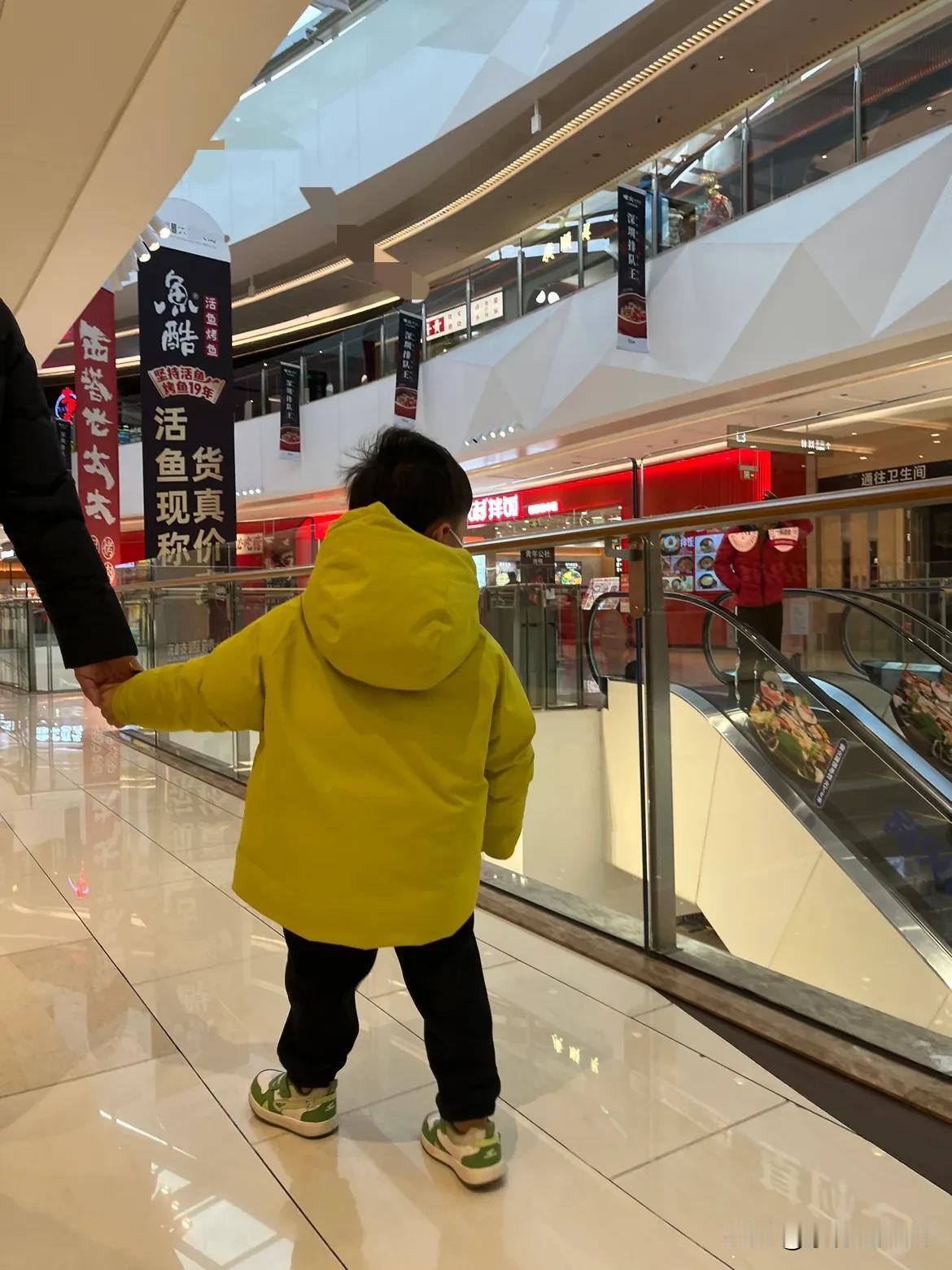 今天旺财在家办公，头中午出来吃饭，顺带去趟超市

买了砂糖橘，之前买过的昭通苹果
