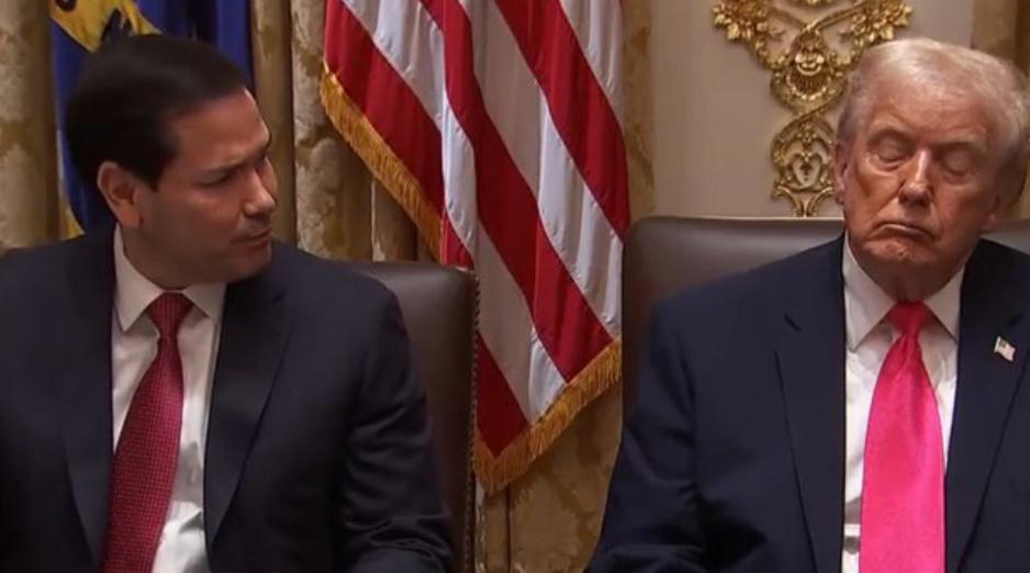 【鲁比奥正在拍马屁，特朗普却睡着了】

鲁比奥正在拍马屁，讽刺的是，此时特朗普竟