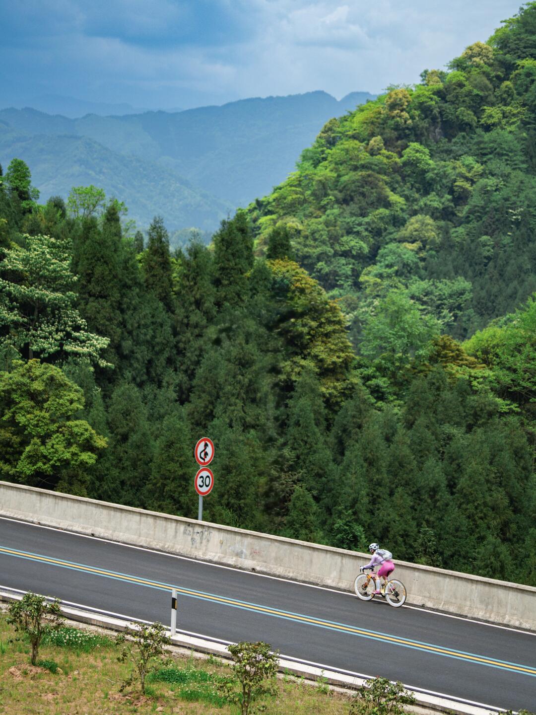 骑车去跑山  自行车爬坡