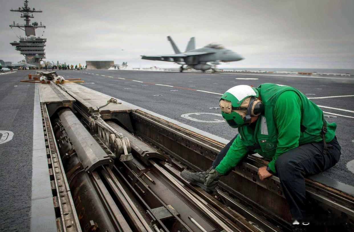 特朗普参观了美军航母，看见蒸汽弹射装置之后，有所顿悟地说，福特号搞啥电磁弹射，蒸
