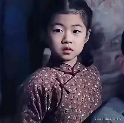 在章子怡主演的电影《酱园弄》中，9岁的醒醒以客串形式惊喜亮相，虽镜头仅1秒，却引