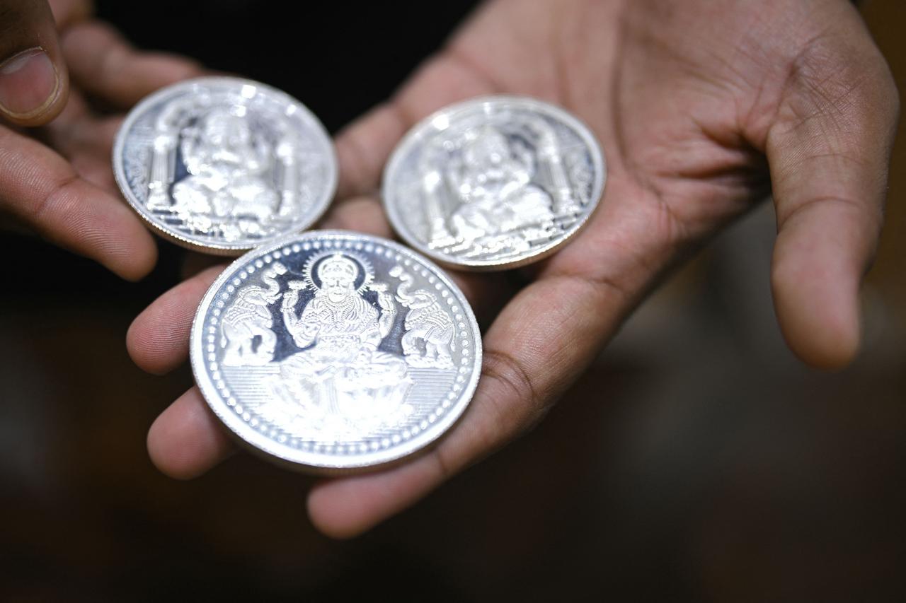 历史性突破！白银价格首破60美元/盎司 年内涨幅翻倍
 
12月9日，受供应短缺