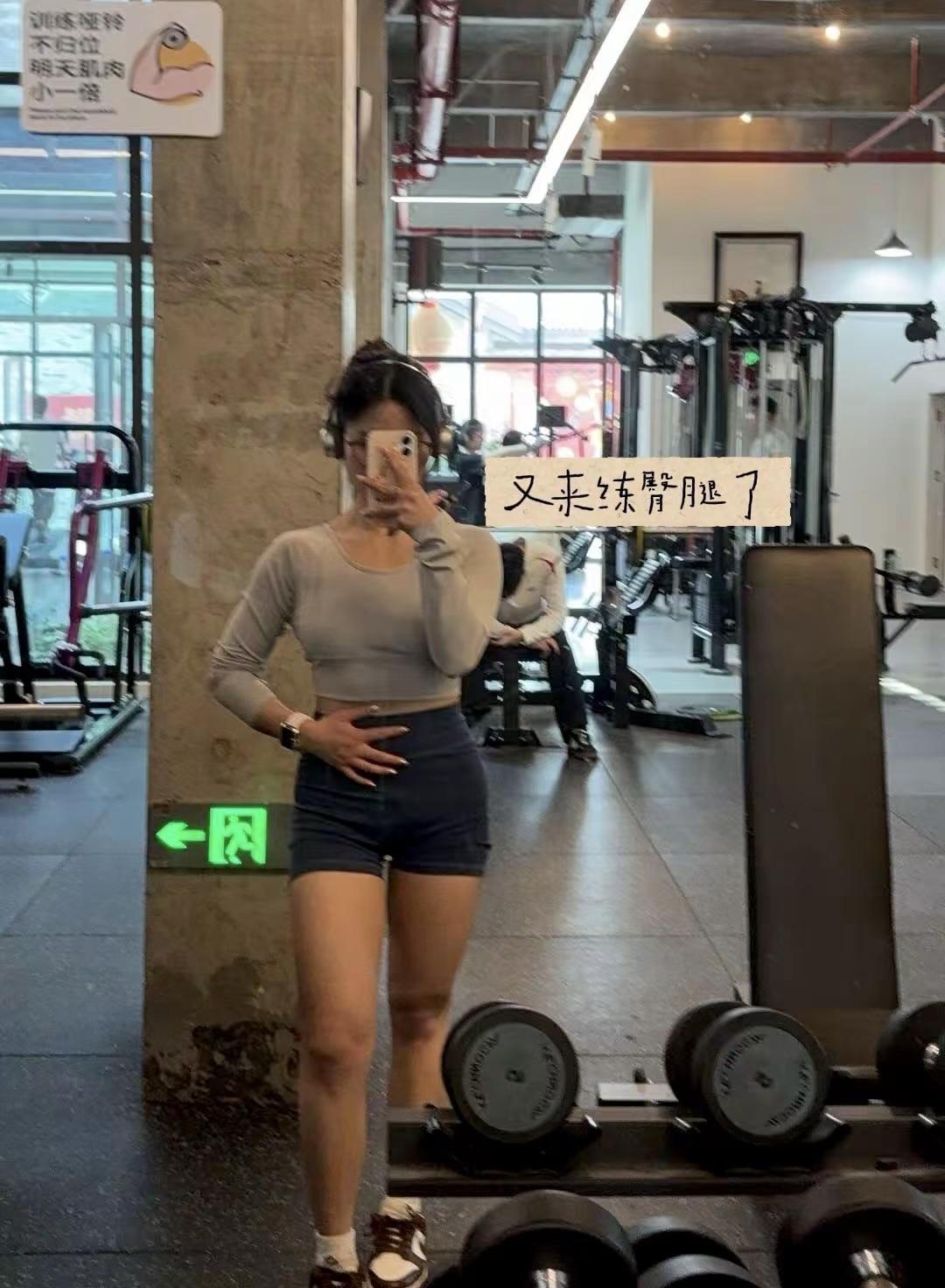 一边流泪一边解决问题的可爱女人随拍 健身