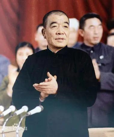 陈永贵本来可以享受“特供”，但每天仍是粗茶淡饭。他的烟瘾很大，早年在大寨时抽自己