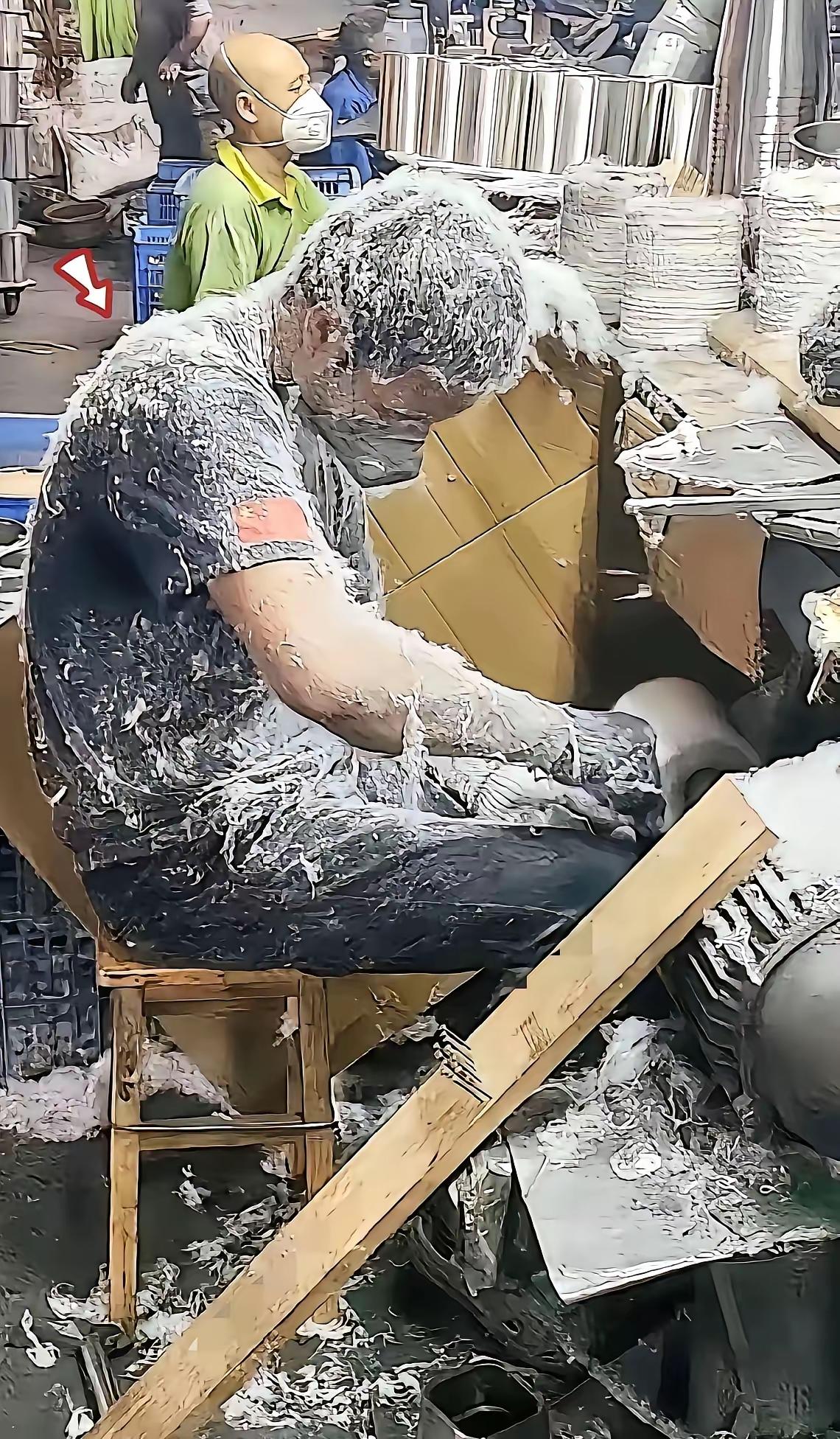 身上那厚厚的粉尘与碎屑，正是体力劳动者谋生的真实写照。这样的工作场景，凸显出部分