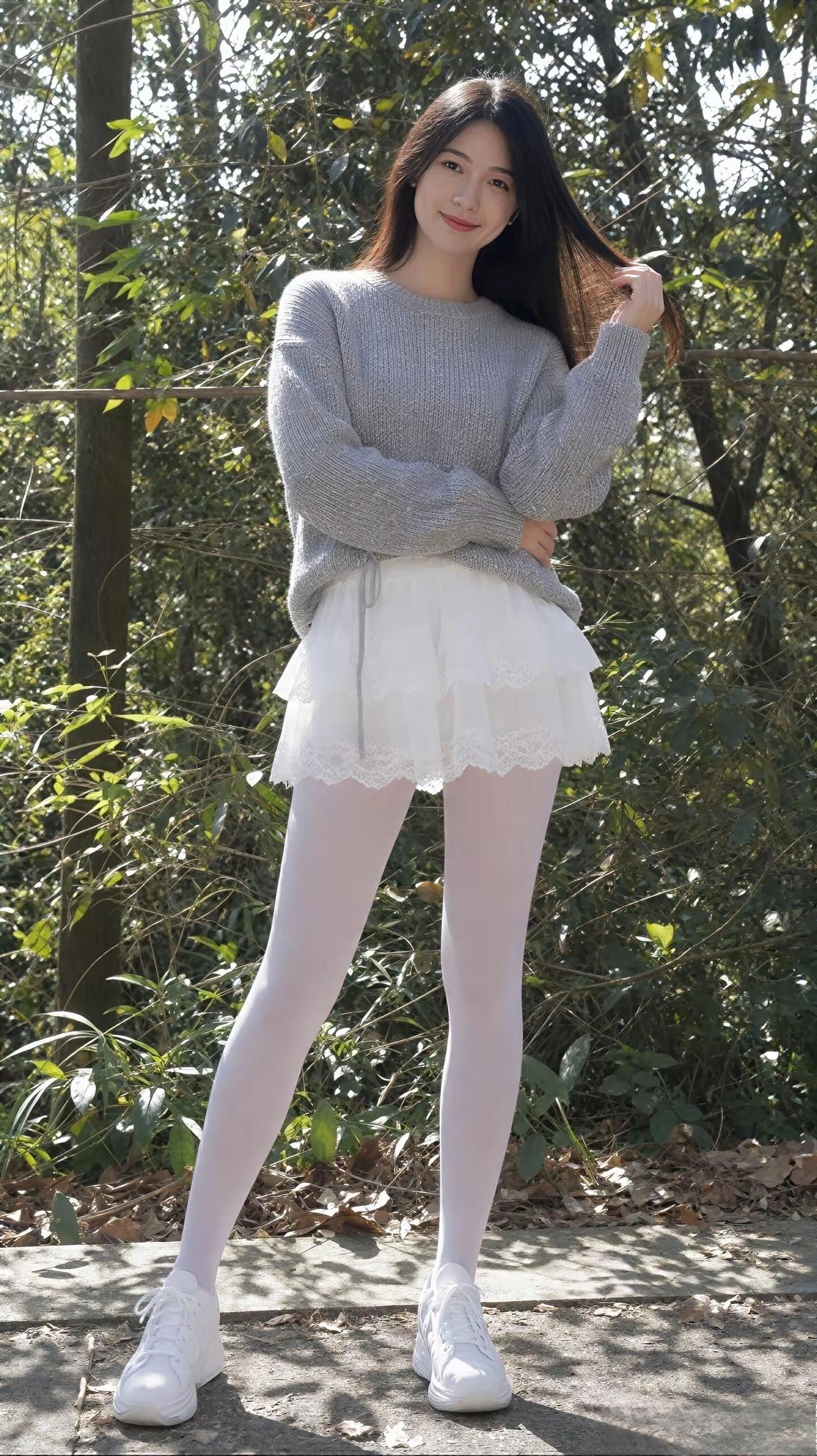 美图欣赏，看图写诗，情感解读
 
《林间晴光》

七言绝句：
晴光穿叶洒轻尘，