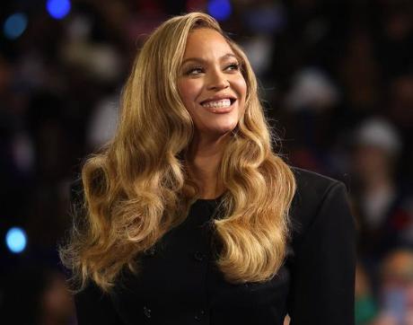 【据《福布斯》报道，碧昂丝正式成为亿万富翁。 】她现在加入了亿万富翁艺术家的行列