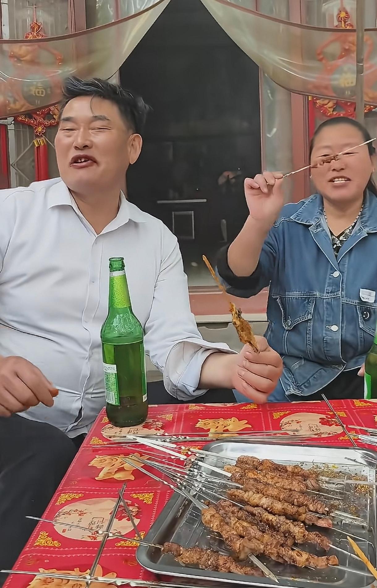 大衣哥被人举报后没有受到丝毫影响，他照样吃香的喝辣的。虽然被取消了十几场演出，损