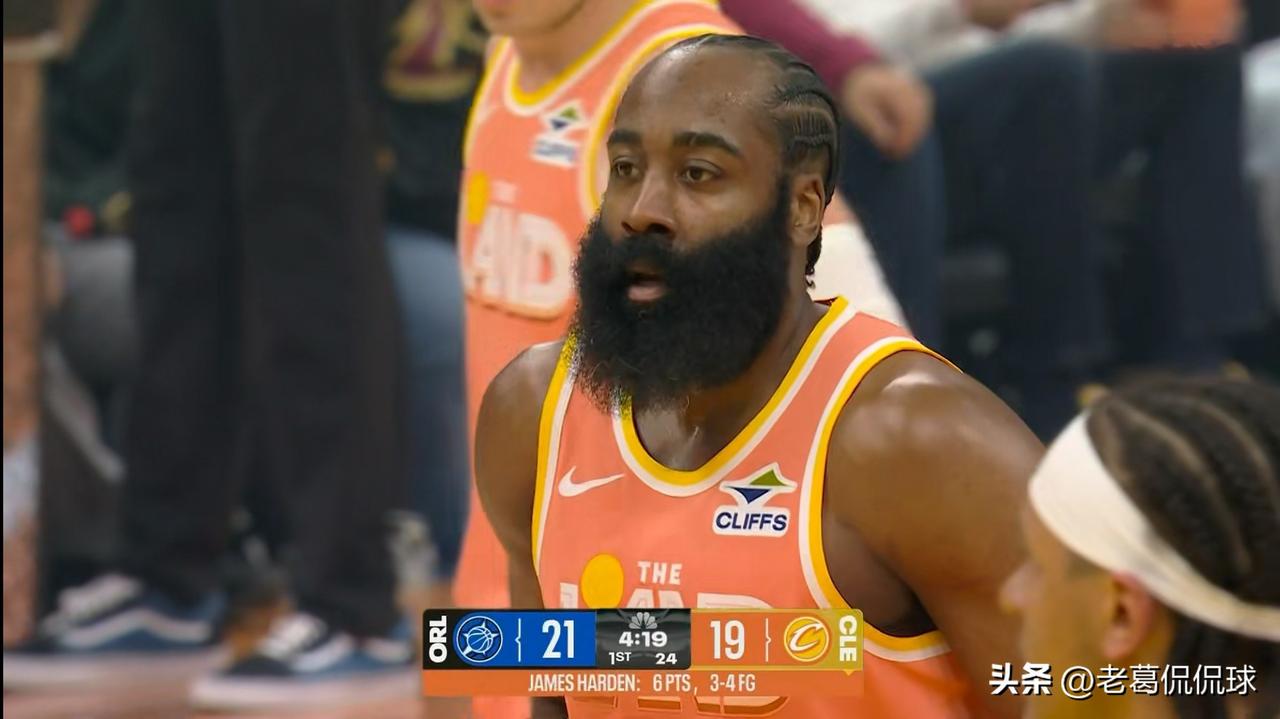 骑士超级球星哈登真是梦回巅峰！在今天骑士主场迎战魔术的比赛中，目前双方半场战罢，