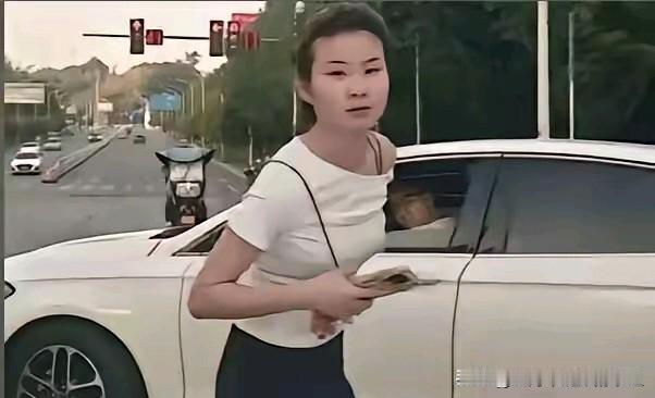 重庆拦车女子要社死了，同时社死的还有她的老公。
​他们现在已经不是强行加塞这一件