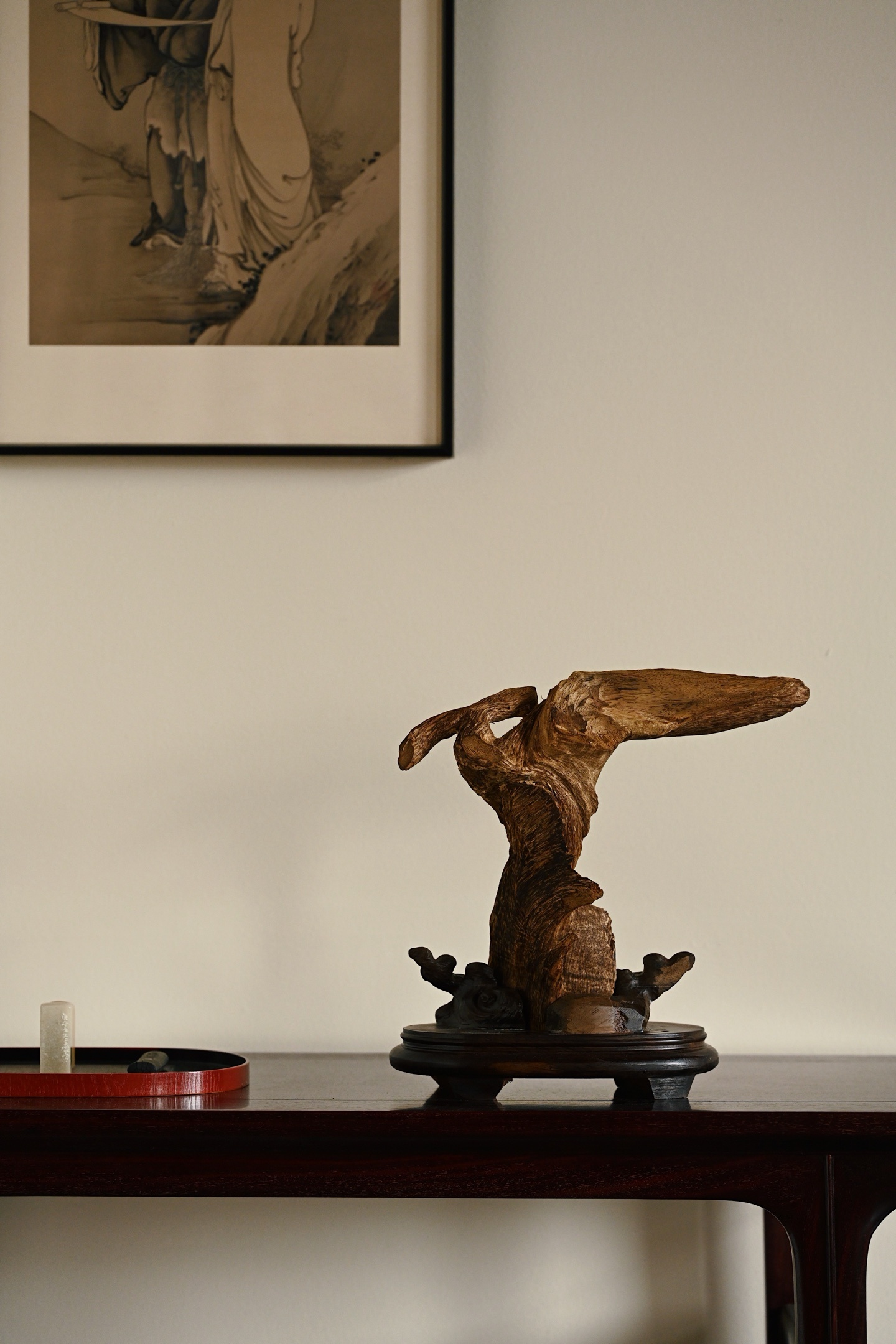 文莱沉香 | 观风 摆件整料不事雕琢，展示其沧桑的肌理和暗褐色的油脂，色泽温润，