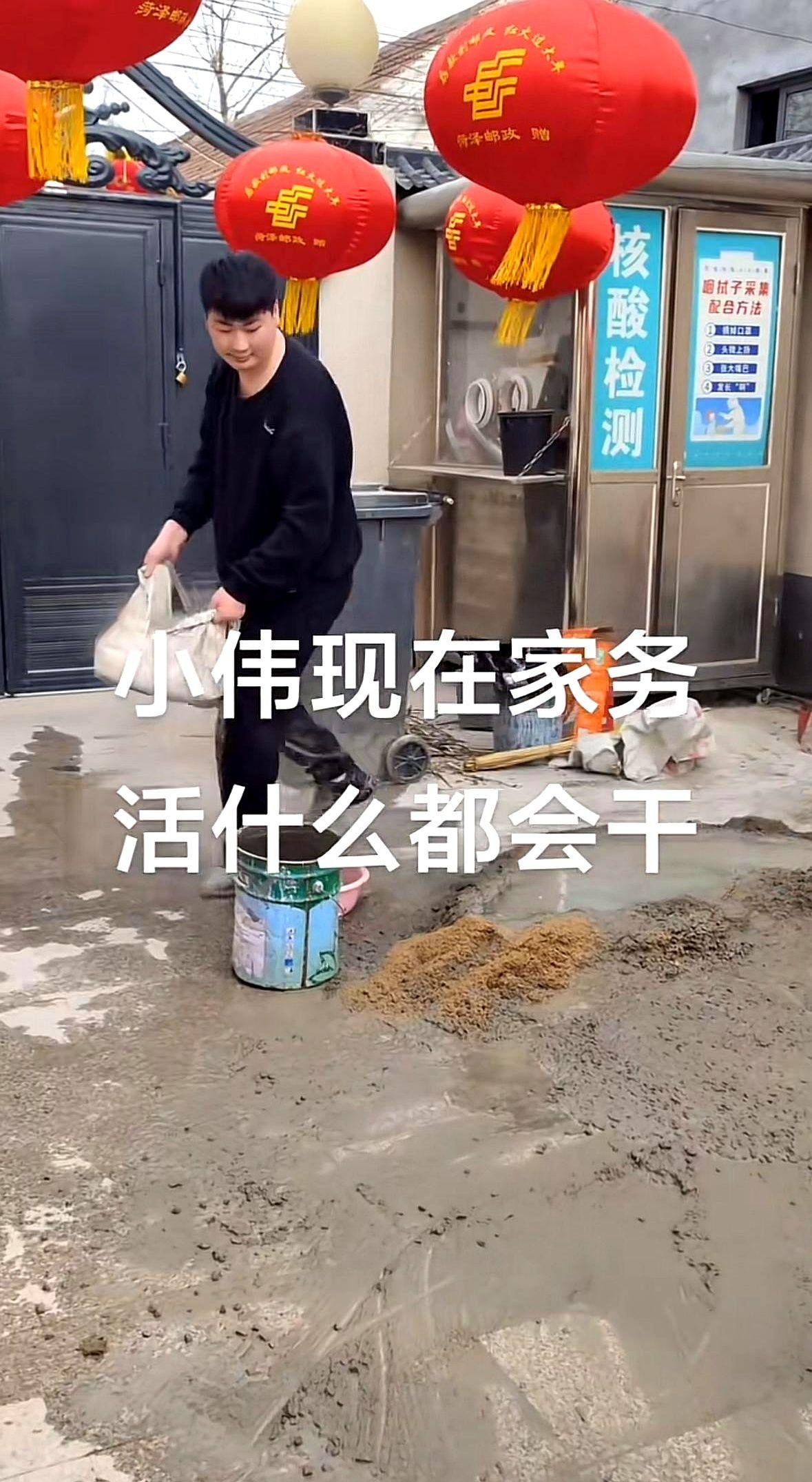 大衣哥家后院最近可太热闹了！

朱小伟扛着水泥袋在院子里健步如飞的视频可把人看懵
