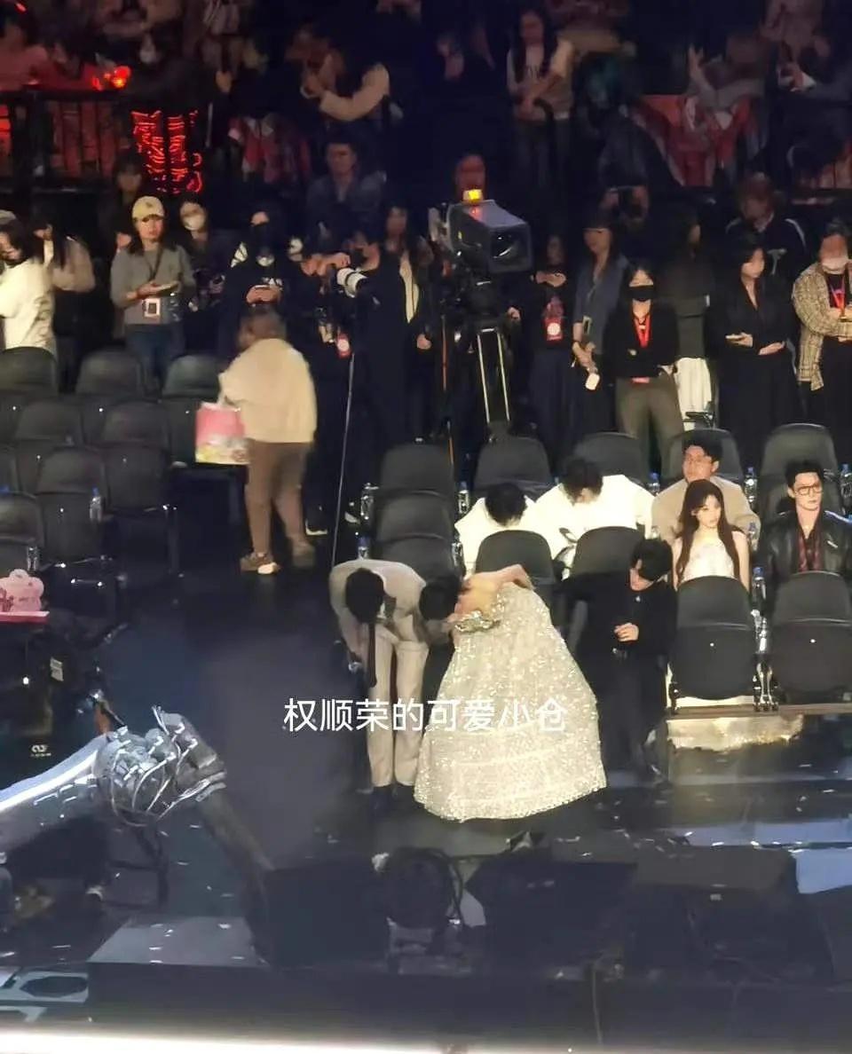 昀牵孟绕两位就这么在…答谢了 