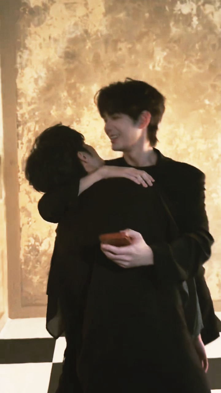 这一幕我喜欢死了我们家狗儿就这样手机也在哥哥手里整个人也完全卸了力气被哥哥托在怀