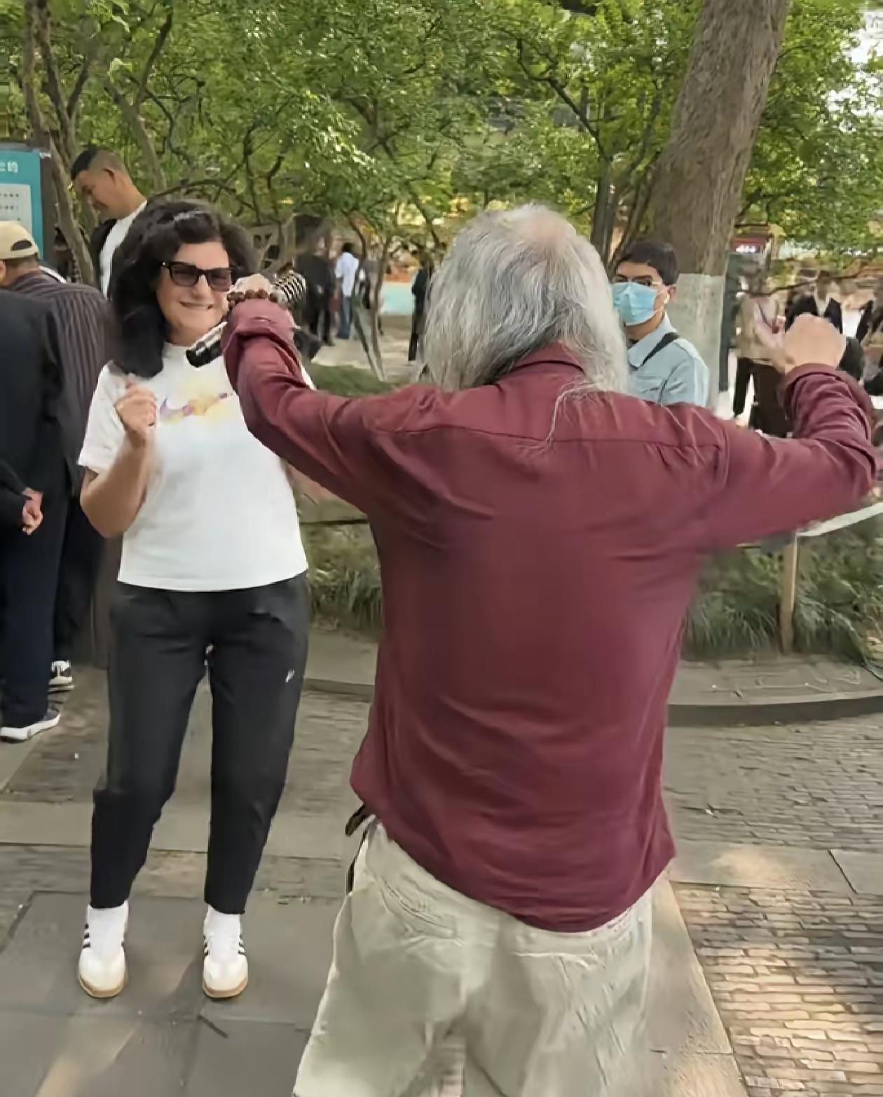 阿迪虽然渣，但他对妈妈是真的好。

他带着妈妈欧洲旅游结束后，再带着她游东南亚，