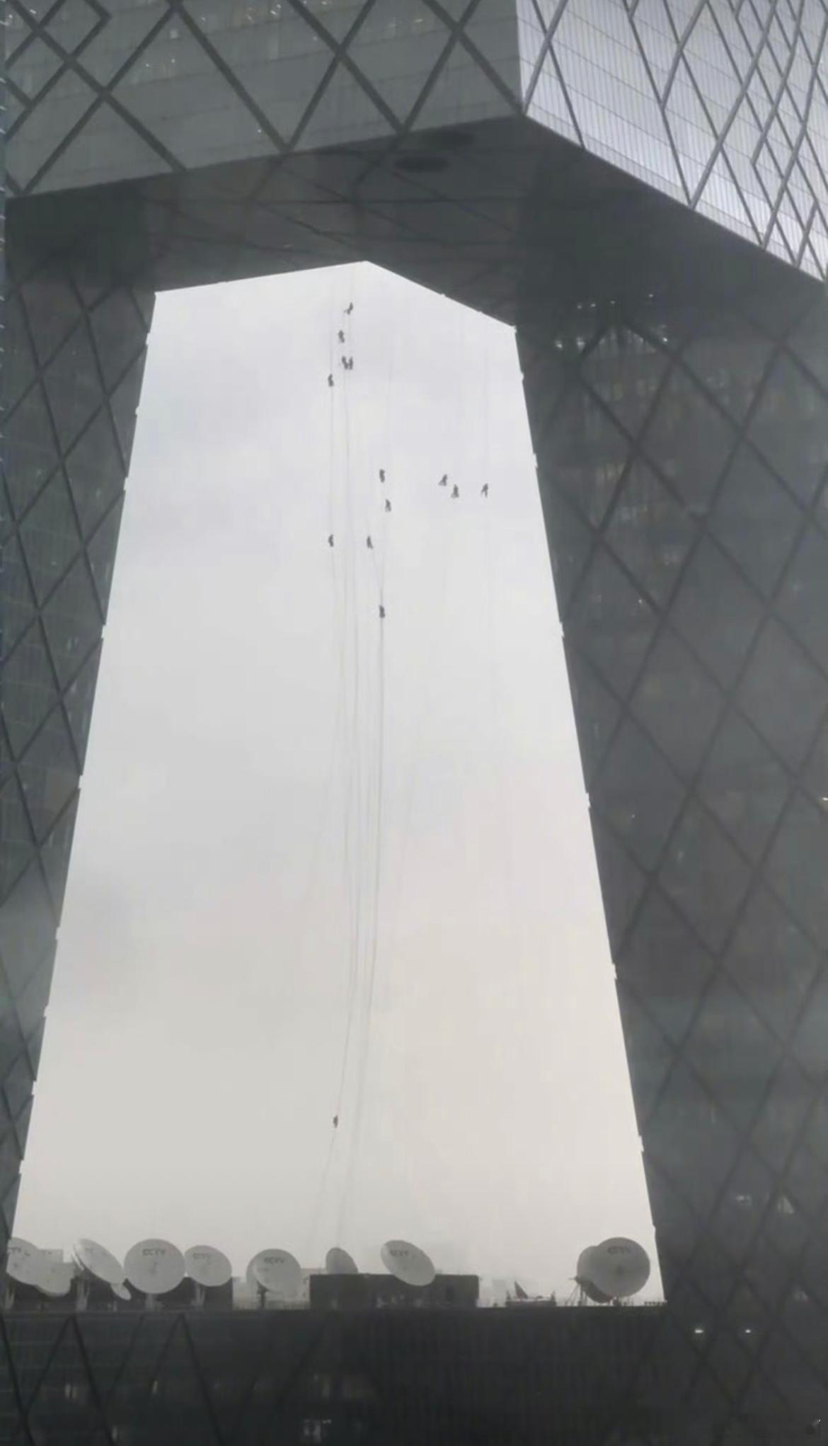 央视大楼外的高空作业人员 ​​​