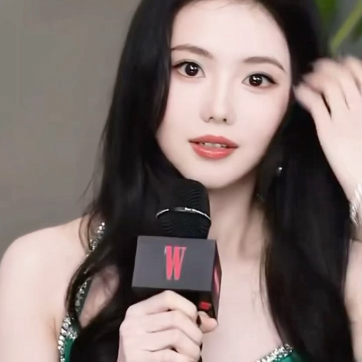 这么美的一张脸下面竟然搭一条影楼风的裙子……刘浩存绿色镂空长裙明星w盛典造型图 