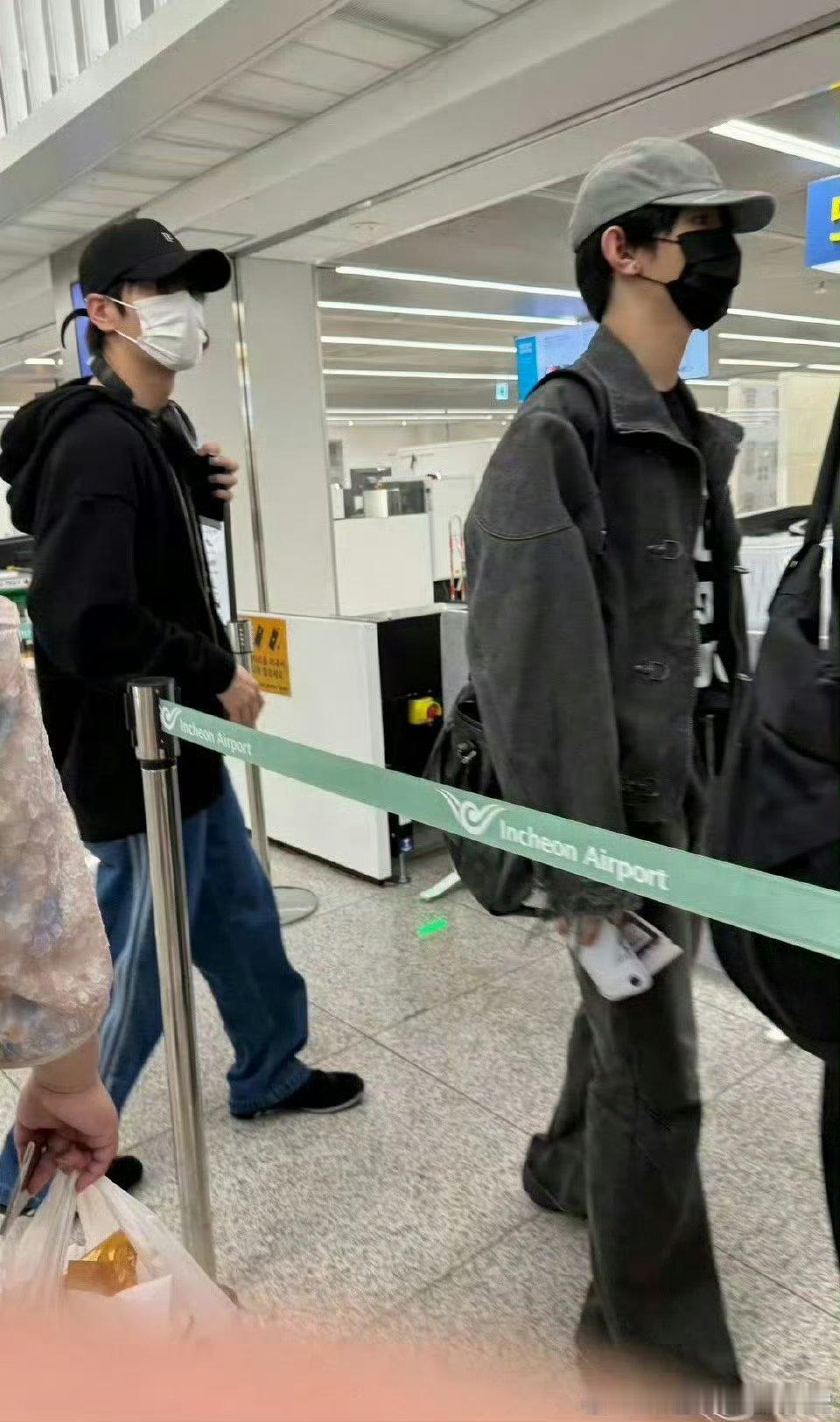 章昊、崔秀彬和李建熙一起在无锡被偶遇了！是来录节目的嘛，都说崔秀彬陪章昊回家了 