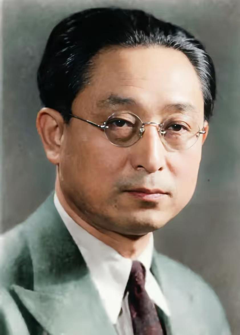 他是中共三位主要创始人之一，当年与李大钊和陈独秀齐名，然而后来因为意见分歧，他退