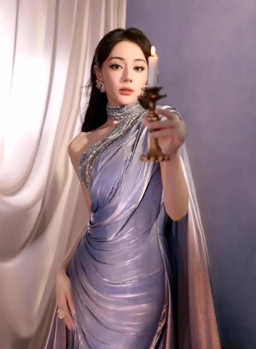娱乐圈永远不缺美人，但像迪丽热巴这样惊艳到让人合不拢嘴的神仙姐姐可不多见。这不，