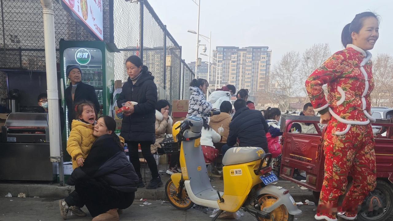 下联:男女老少贺新春
上联:大人小孩辞旧岁
       (请你对上联)

  