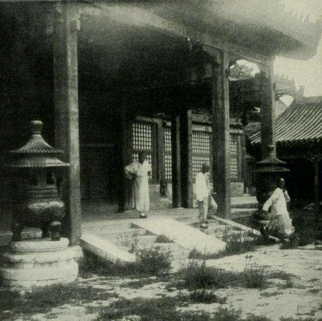 1900—1901年，八国联军占领北京期间，紫禁城的一处宫殿庭院，这三位男子身着