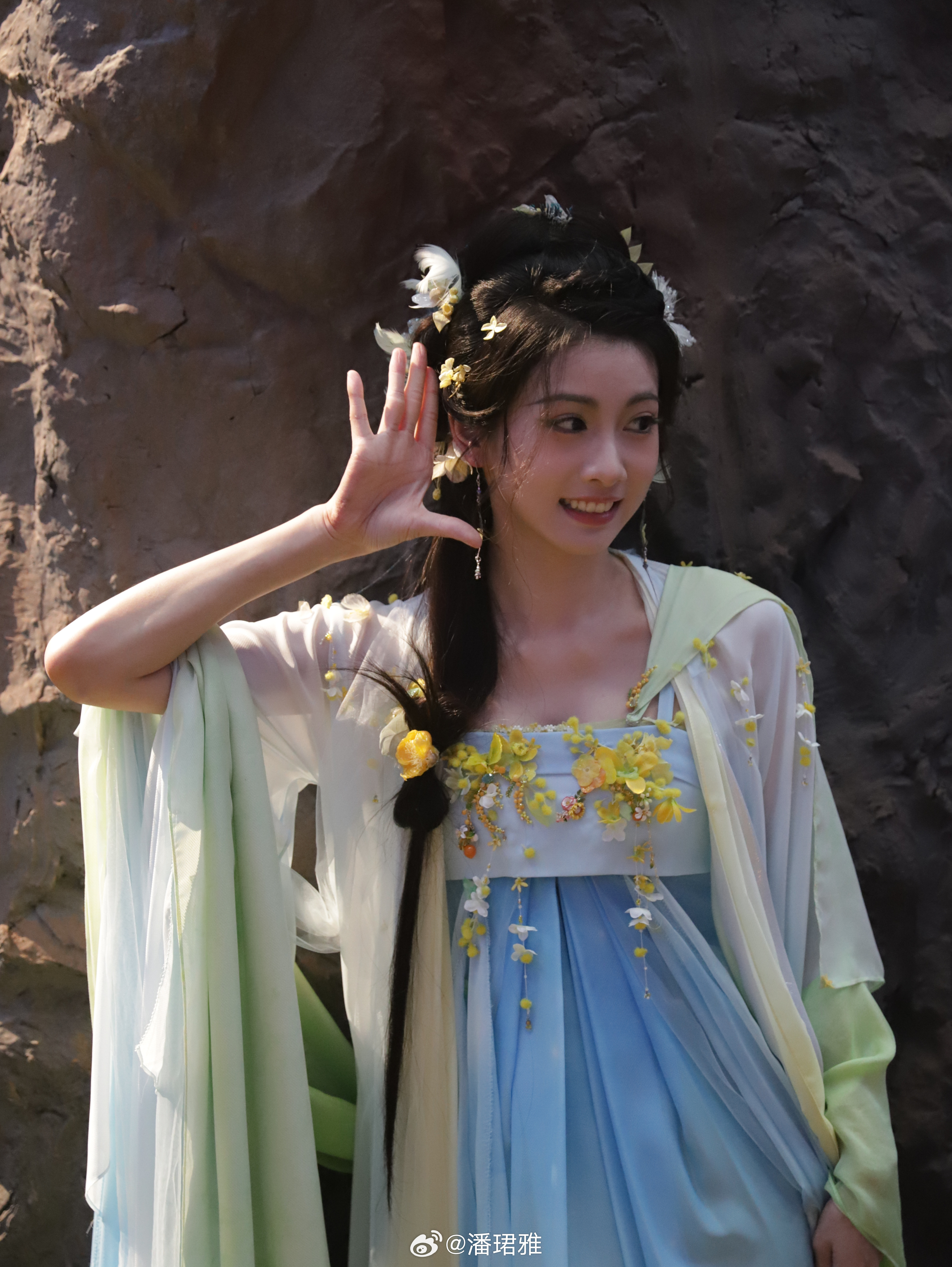 情爱一事，本就没什么复杂的。瞻前顾后，可不是什么谋定而后动，而是怯懦。心有彼此，