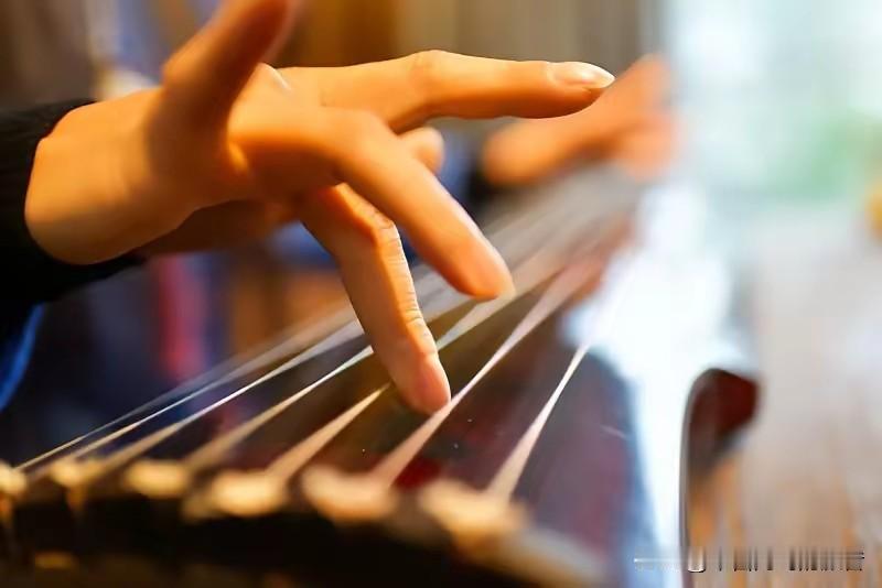 古琴这东西三千年来只在一小撮人手里转悠，帝王抱着它，文人供着它。音少声淡曲又慢，