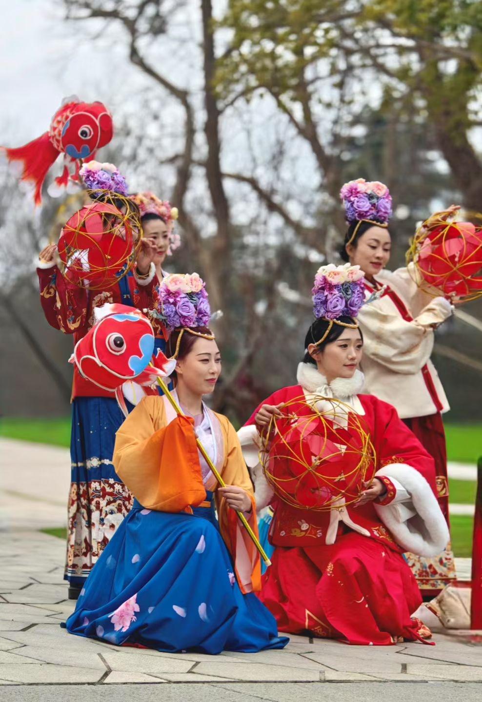 2. 手执鱼灯藏吉庆，衣袂翩跹赴春约，年味在这一抹国风里拉满。
3. 借一身锦绣