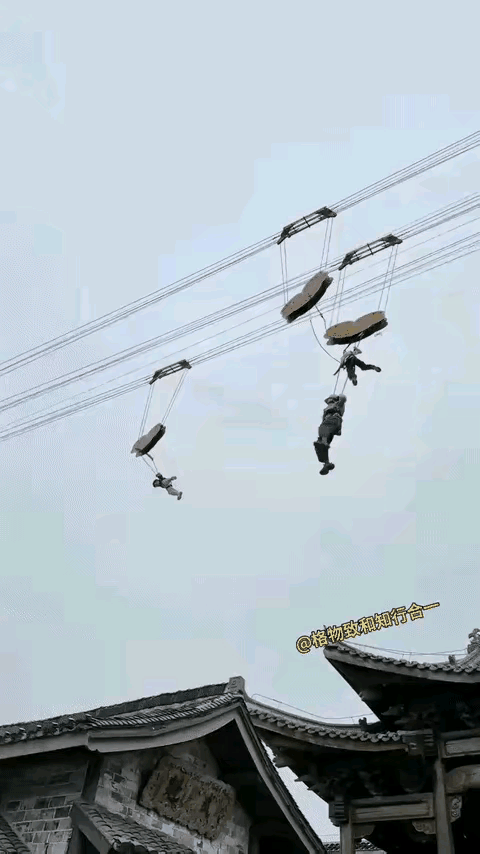 五一期间，一家三口外出旅游坐缆车，结果缆车突然故障悬在了半空。两个大人被困就算了