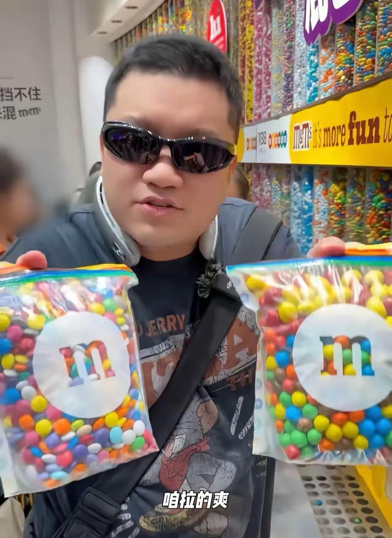 尤浩然在上海M豆专卖店买了两袋子巧克力豆，拉的时候很爽，付钱的时候他却惊呆了，因