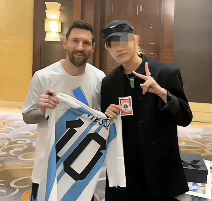 想起去年高雨田吃流量，从梅西那里获得了签名球衣，不舍得剪，弄了个假的来剪。毕竟都