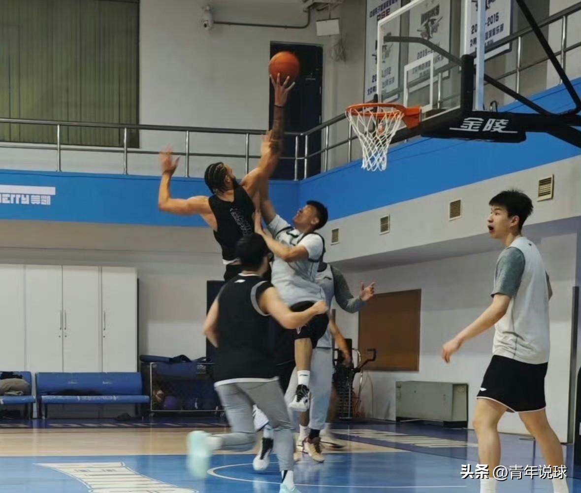 麦基北京男篮队内训练实况，虽然年龄大了，但身体天赋优势依旧非常明显，身高臂长的他