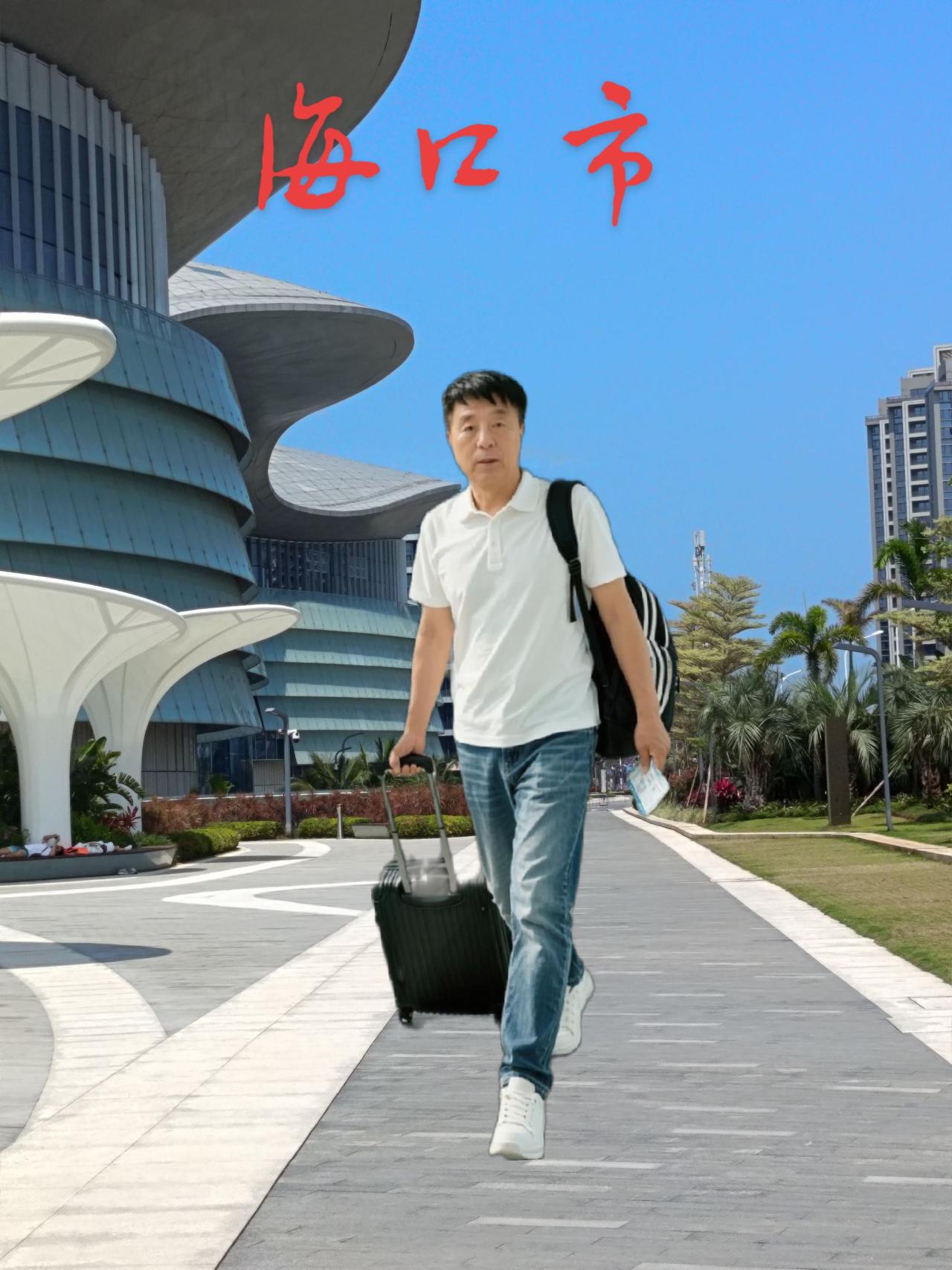 心甘情愿做你的明月。见与不见你都在我心里，唱的撕心裂肺一一