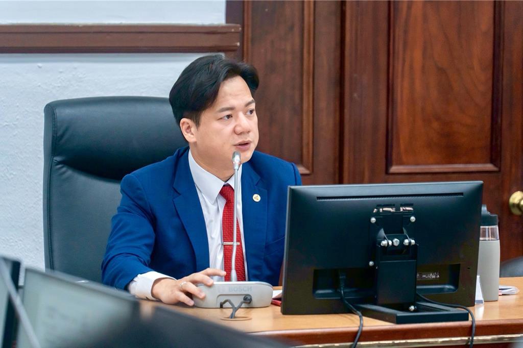 新竹市政府在编列下一年度预算时，规划向市民每人发放5000元消费金，并积极寻求市