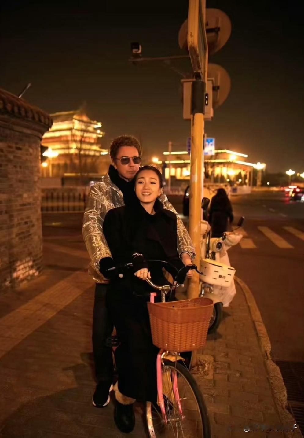 巩俐，1965年出生于沈阳，身高169cm。
Jean Michel Jarre