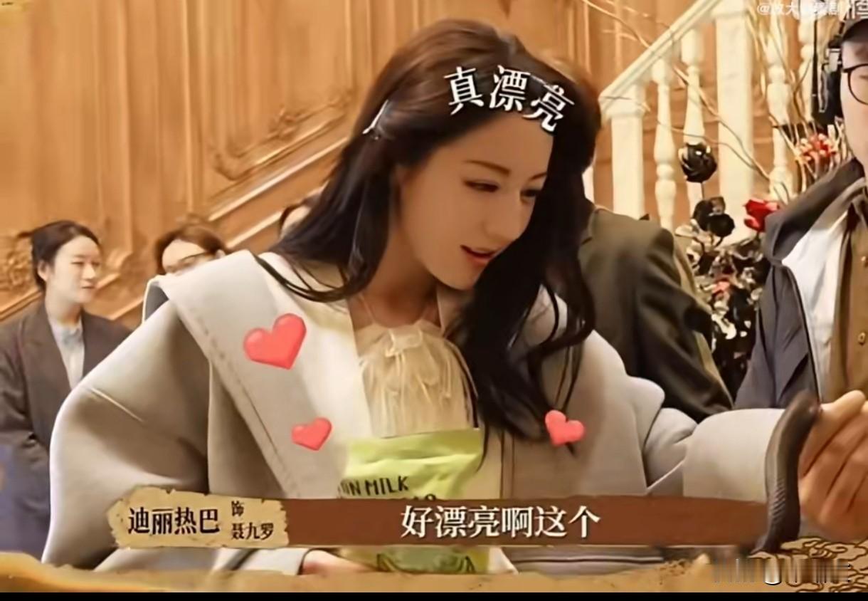 迪丽热巴胆也太肥了！边吃零食边摸蛇，还想挂脖子上带走？
 
娱乐圈惊现“胆王”！